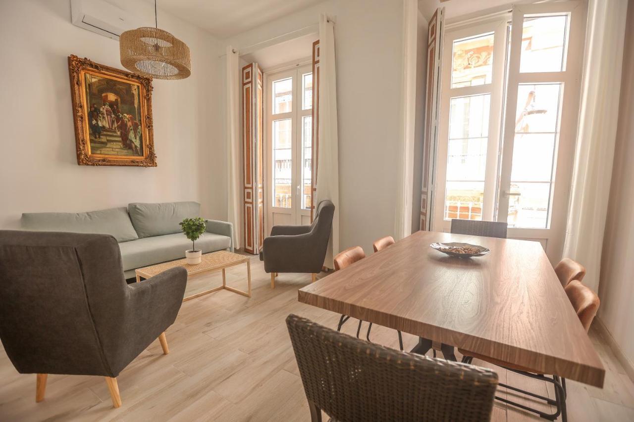 Apartamentos Catedral Малага Экстерьер фото