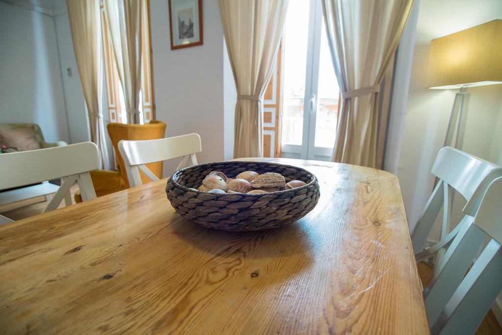 Apartamentos Catedral Малага Экстерьер фото